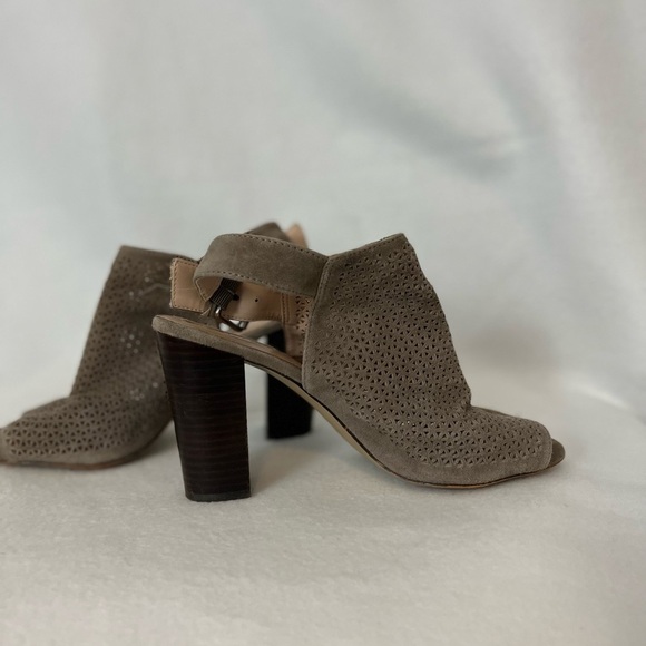 Tahari Size 7 1/2M Suede Taupe Perforated Open Toe Heeled Shoes - Picture 8 of 16